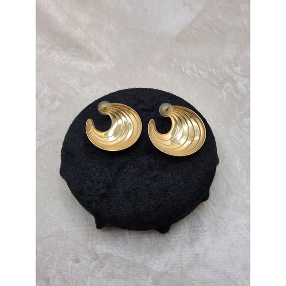 Vintage 1992 Avon Gold Tone Sculpted Button Push Back Statement Earrings - Picture 5 of 5